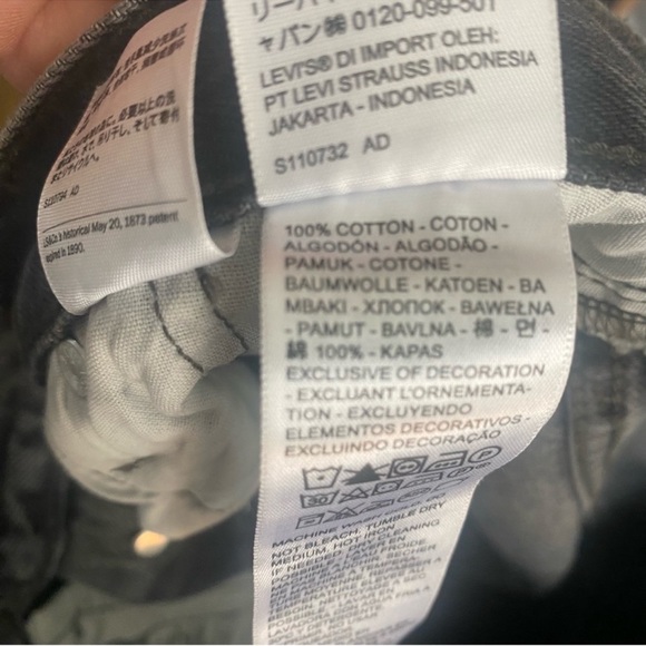 FLASH SALE! Levi's 90's black distressed relaxed jeans - Picture 13 of 17